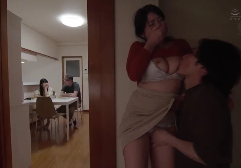 Má trộm nhìn cô vợ chồng yêu con búp bê phang nào ngờ con rể nhìn thấy