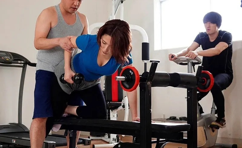 Gã chồng phát hiện vợ "đi ngoài" với huấn luyện viên thể hình