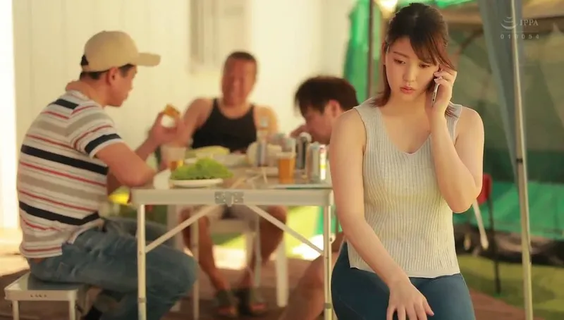 Chồng khờ để bà xã tham gia sự kiện cắm trại với mấy gã hàng xóm và cái kết